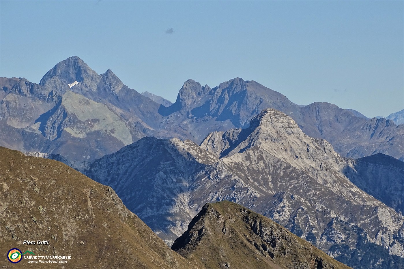 44 Vista panoramica con zoom verso la costiera Cavallo-Pegherolo in primo piano e Pizzo del Diavolo e - in secondo piano.JPG